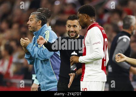 AMSTERDAM - (de gauche à droite) l'entraîneur de l'Ajax Francesco Farioli, Chuba Akpom de l'Ajax lors du match néerlandais Eredivisie entre l'Ajax Amsterdam et Fortuna Sittard à la Johan Cruijff Arena le 18 septembre 2024 à Amsterdam, pays-Bas. ANP MAURICE VAN STEEN Banque D'Images