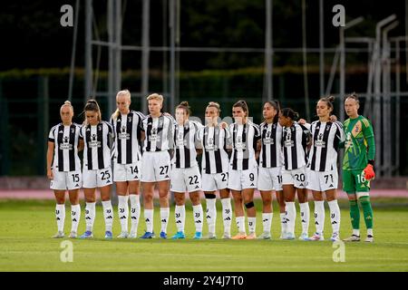 Biella, Italie. 18 septembre 2024. L'équipe féminine de la Juventus pendant une minute de silence pour le décès de Salvatore Schillaci dans le match de football de l'UEFA Women's Champions League opposant la Juventus Women et le Paris Saint Germain Football Club au stade Comunale Vittorio Pozzo la Marmora à Biella, dans le nord-ouest de l'Italie - 1/8 - 18 septembre 2024. Sport - Football. (Photo de Fabio Ferrari/LaPresse) crédit : LaPresse/Alamy Live News Banque D'Images