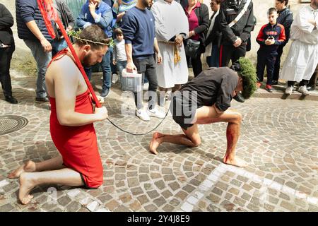 Le vieux rite de 'Vattienti' dans le samedi Saint de Pâques. Les Vattienti se flagellent pour offrir leur sang. Nocera Terinese, ITALIE Banque D'Images