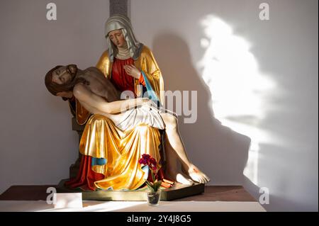 JÉSUS après avoir été descendu de la croix sous la croix sur les genoux de la Bienheureuse Vierge Marie Banque D'Images