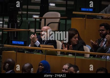 Chicago, Illinois, États-Unis. 18 septembre 2024. L'ambassadeur palestinien aux Nations Unies, RIYAD MANSOUR, applaudit alors que l'Assemblée générale de l'ONU vote une résolution palestinienne exigeant la fin de l'occupation israélienne à Gaza et en Cisjordanie occupée le 18 septembre 2024 à New York. Le vote a réuni 124 pays pour, 43 abstentions et 12 contre, dont les États-Unis. (Crédit image : © Laura Brett/ZUMA Press Wire) USAGE ÉDITORIAL SEULEMENT! Non destiné à UN USAGE commercial ! Banque D'Images