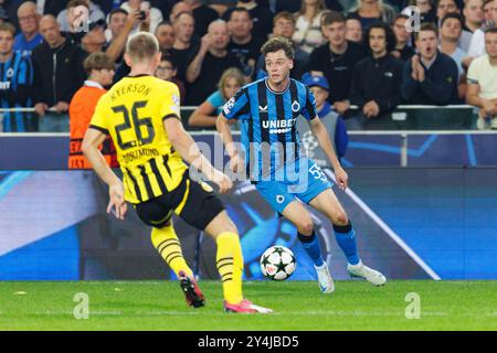 Bruges, Belgique. 18 septembre 2024. Julian Ryerson du Borussia et Maxim de Cuyper du Club se battent pour le ballon lors d'un match de football entre le Club belge Brugge KV et l'Allemand Borussia Dortmund, mercredi 18 septembre 2024 à Bruges, le premier jour de la phase de l'UEFA Champions League. BELGA PHOTO KURT DESPLENTER crédit : Belga News Agency/Alamy Live News Banque D'Images