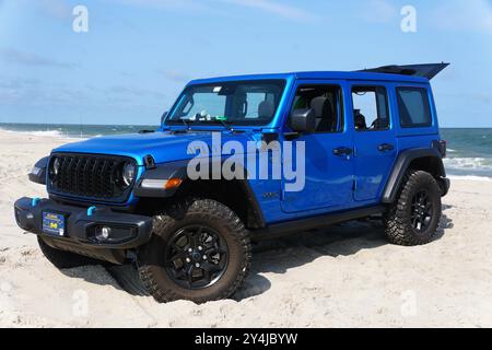 Rehoboth Beach, Delaware, États-Unis - 15 septembre 2024 - le tout nouveau Jeep Wrangler 4XE Willys hybride 2024 de couleur bleue stationné sur la plage du drive-in Banque D'Images