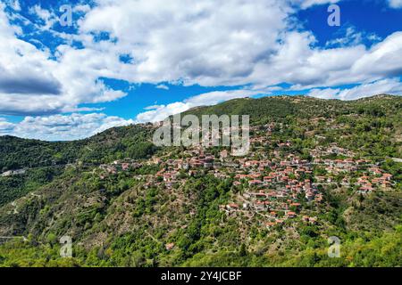 Vue aérienne de Lagkadia, un village de montagne traditionnel en Arcadie, Grèce. Niché dans des collines verdoyantes, ses pittoresques maisons aux toits rouges. Banque D'Images