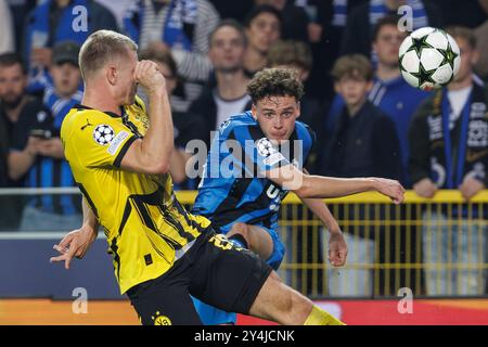 Bruges, Belgique. 18 septembre 2024. Julian Ryerson du Borussia et Maxim de Cuyper du Club se battent pour le ballon lors d'un match de football entre le Club belge Brugge KV et l'Allemand Borussia Dortmund, mercredi 18 septembre 2024 à Bruges, le premier jour de la phase de l'UEFA Champions League. BELGA PHOTO KURT DESPLENTER crédit : Belga News Agency/Alamy Live News Banque D'Images