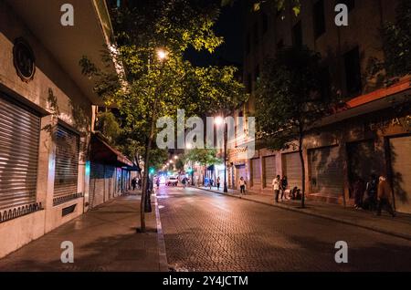 Rue pavée près de Zócalo Mexico // MEXICO CITY, Mexique — Une rue pavée près de Zócalo, la place principale de Mexico et l'une des plus grandes places publiques du monde. Le Zócalo, formellement connu sous le nom de Plaza de la Constitución, a servi de lieu de rassemblement central de la ville depuis l'époque aztèque quand il était le centre cérémoniel de Tenochtitlan. Les environs présentent une architecture de l'époque coloniale et d'étroites rues pavées datant de la période coloniale espagnole. La plaza est entourée de bâtiments importants, dont la cathédrale métropolitaine et le Palais National. Mexic Banque D'Images