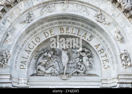 Photographie de David Coleman. 'La Armonía' ('harmonie'), créée par le sculpteur italien Leonardo Bistolfi en 1910, occupe la position centrale dans le fronton du Palacio de Bellas Artes. Cette sculpture allégorique représente l'unification de diverses disciplines artistiques, reflétant le rôle du bâtiment en tant que premier centre culturel du Mexique. L'œuvre fait partie du programme décoratif original du palais commandé à l'époque Porfiriato. La composition classique de Bistolfi démontre les influences artistiques européennes prévalant dans l'architecture civique mexicaine au début du XXe siècle. Le Pedi Banque D'Images