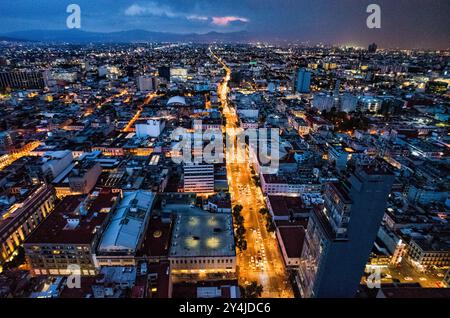 Pont d'observation Torre Latinoamericana Mexico // MEXICO CITY, MEXICO — Une vue panoramique depuis le pont d'observation Torre Latinoamericana au 44e étage révèle le vaste paysage urbain de Mexico. La Torre Latinoamericana, achevée en 1956, a été le plus haut bâtiment du Mexique pendant des décennies et reste l'un des gratte-ciel les plus reconnaissables de la ville dans le centre-ville. La plate-forme d'observation offre aux visiteurs une vue complète de la métropole tentaculaire, qui abrite plus de 9 millions de personnes dans la ville proprement dite et plus de 21 millions dans la grande région métropolitaine. Le vista Encompass Banque D'Images