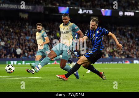 Carlos Augusto, de l'Inter Milan, tire lors de l'UEFA Champions League, match par étapes au stade Etihad de Manchester. Date de la photo : mercredi 18 septembre 2024. Banque D'Images