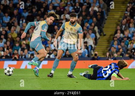 Manchester, Royaume-Uni. 18 septembre 2024. Milieu de terrain de Manchester City Jack Grealish (10 ans) milieu de terrain de l'Inter Milan Nicolo Barella (23 ans) lors du match Manchester City FC vs Inter Milan UEFA Champions League Round 1 à l'Etihad Stadium, Manchester, Angleterre, Royaume-Uni le 18 septembre 2024 Credit : Every second Media/Alamy Live News Banque D'Images