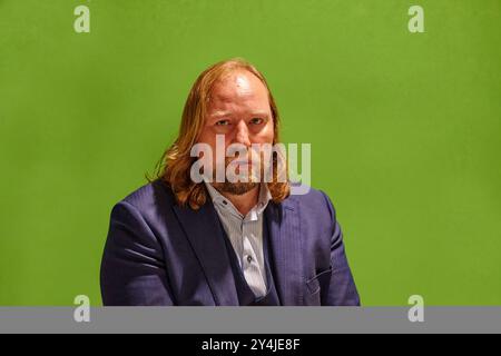 Anton Hofreiter Bündnis 90 / Die Grünen Anton Hofreiter BEI einer Diskussion. Aufnahme wurde freigestellt und vor einem grünen Hintergrund montiert. Fotomontage. Aufnahme von Dienstag den 17. Septembre 2024. Veröffentlichungen nur für redaktionelle Zwecke. Foto : FotoPrensa Herne *** Anton Hofreiter Bündnis 90 Die Grünen Anton Hofreiter pendant une discussion photo a été recadrée et montée devant un photomontage de fond vert photo prise le mardi 17 septembre 2024 publication à des fins éditoriales seulement Foto FotoPrensa Herne Banque D'Images