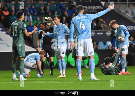 Luis Binks (2 Coventry City) reçoit un carton jaune lors du match de troisième tour de la Carabao Cup entre Coventry City et Tottenham Hotspur à la Coventry Building Society Arena, Coventry le mercredi 18 septembre 2024. (Photo : Kevin Hodgson | mi News) crédit : MI News & Sport /Alamy Live News Banque D'Images