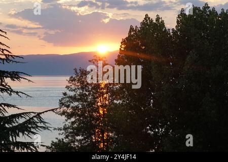 Coucher de soleil sur les montagnes de l'Albanie à travers le lac Ohrid de Macédoine du Nord Banque D'Images