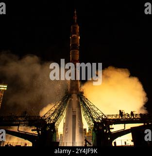 Baïkonour, Kazakhstan. 11 septembre 2024. La séquence de lancement commence alors que les propulseurs massifs de la fusée d'appoint Soyouz-2 s'enflamment, soulevant le vaisseau Soyouz MS-26, transportant l'équipage de l'expédition 72 lors du lancement depuis le cosmodrome de Baïkonour, le 11 septembre 2024, à Baïkonour, au Kazakhstan. La fusée transporte des membres de l'équipage de l'expédition 72, l'astronaute de la NASA Don Pettit, les cosmonautes de Roscosmos Alexey Ovchinin et Ivan Vagner jusqu'à la Station spatiale internationale. Crédit : Bill Ingalls/NASA photo/Alamy Live News Banque D'Images