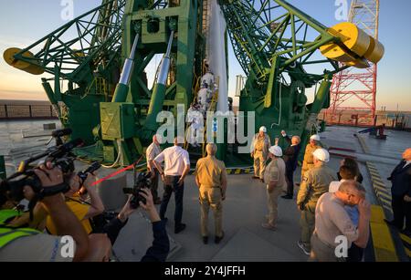 Baïkonour, Kazakhstan. 11 septembre 2024. Équipage principal de l'expédition 72 le cosmonaute Roscosmos Ivan Vagner, TOP, l'astronaute de la NASA Don Pettit, au milieu, et le cosmonaute Roscosmos Alexey Ovchinin, font leurs adieux avant de monter à bord du vaisseau Soyouz MS-26 pour le lancement au cosmodrome de Baïkonour, le 11 septembre 2024, à Baïkonour, Kazakhstan. Crédit : Bill Ingalls/NASA photo/Alamy Live News Banque D'Images