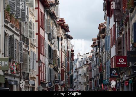 Rue d'Espagne dans le centre historique de Bayonne Banque D'Images