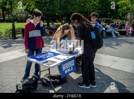 Dépôt pour le candidat démocrate à la présidence Kamala Harris et le candidat vice-président Tim Walz à Washington Square Park dans Greenwich Village à New York le mardi 17 septembre 2024. (© Richard B. Levine) Banque D'Images