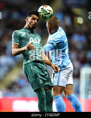 Jake Bidwell de Coventry City (à droite) et Dominic Solanke de Tottenham Hotspur se battent pour le ballon lors de la Carabao Cup, match de troisième tour à la Coventry Building Society Arena. Date de la photo : mercredi 18 septembre 2024. Banque D'Images