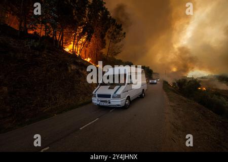 Sever do Vouga, Aveiro, Portugal. 16 septembre 2024. Des gens sont vus échapper au feu dans leur voiture alors que le feu approche des principaux villages de la région de Sever do Vouga. Le premier ministre a annoncé, ce mardi, l'élévation à l'état de calamité dans toutes les municipalités touchées par les incendies. (Crédit image : © Diogo Baptista/SOPA images via ZUMA Press Wire) USAGE ÉDITORIAL SEULEMENT! Non destiné à UN USAGE commercial ! Banque D'Images