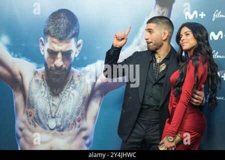 Ilia Topuria et Giorgina Uzcategui posent lors de la photocall de la première du documentaire TOPURIA MATADOR aux cinémas Callao, le 18 septembre, Banque D'Images