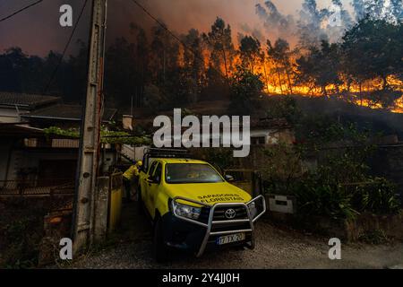 Sever do Vouga, Aveiro, Portugal. 16 septembre 2024. On voit des pompiers sauver des gens des maisons alors que le feu approche de la colline dans la région de Sever de Vouga. Le premier ministre a annoncé, ce mardi, l'élévation à l'état de calamité dans toutes les municipalités touchées par les incendies. (Crédit image : © Diogo Baptista/SOPA images via ZUMA Press Wire) USAGE ÉDITORIAL SEULEMENT! Non destiné à UN USAGE commercial ! Banque D'Images