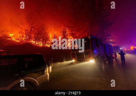 Sever do Vouga, Aveiro, Portugal. 16 septembre 2024. Les pompiers combattent un feu de forêt pendant la nuit à Ribeira de FrÃguas. Le premier ministre a annoncé, ce mardi, l'élévation à l'état de calamité dans toutes les municipalités touchées par les incendies. (Crédit image : © Diogo Baptista/SOPA images via ZUMA Press Wire) USAGE ÉDITORIAL SEULEMENT! Non destiné à UN USAGE commercial ! Banque D'Images