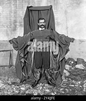 Franz Reichelt (1878 – 1912), Frantz Reichelt ou François Reichelt, inventeur français d'origine autrichienne et pionnier du parachutisme, ont sauté à sa mort de la Tour Eiffel en testant un parachute portable de sa propre conception. Banque D'Images