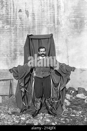 Franz Reichelt (1878 – 1912), Frantz Reichelt ou François Reichelt, inventeur français d'origine autrichienne et pionnier du parachutisme, ont sauté à sa mort de la Tour Eiffel en testant un parachute portable de sa propre conception. Banque D'Images