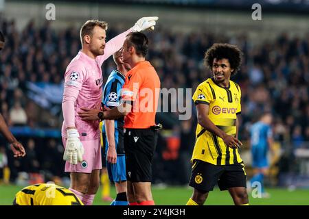 Bruges, Belgique. 18 septembre 2024. Simon Mignolet (Club Brugge, 22) diskutiert mit Schiedsrichter Irfan Peljto, Karim Adeyemi (Borussia Dortmund, 27) UEFA Champions League : Club Brugge - Borussia Dortmund, Brugge, Jan Breydelstadion AM 18.09.2024 crédit : dpa/Alamy Live News Banque D'Images