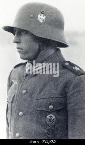 Soldat de la Wehrmacht avec le badge sportif allemand et le badge sportif sa, en 1935. Banque D'Images