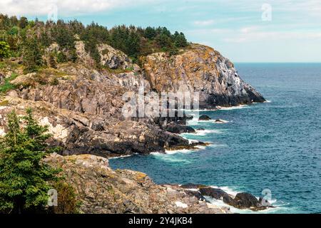 Monhegan Island Maine falaises rocheuses et océan Banque D'Images