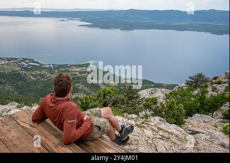 Vue sur la plage de bol et l'île de Hvar depuis le sommet de Vidova Gora, île de Brac, Croatie Banque D'Images