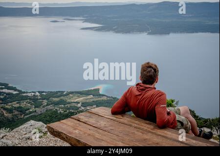 Vue sur la plage de bol et l'île de Hvar depuis le sommet de Vidova Gora, île de Brac, Croatie Banque D'Images