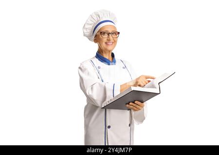 Chef féminin tenant un livre et souriant isolé sur fond blanc Banque D'Images