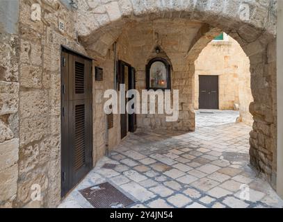 Polignano a Mare - l'allée de la vieille ville avec la petite chapelle de la préparation Antoine de Padoue. Banque D'Images