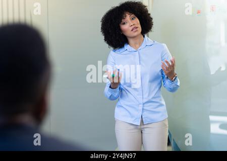 Présentation d'idées, femme tenant marqueur et expliquant les concepts dans la réunion d'affaires Banque D'Images