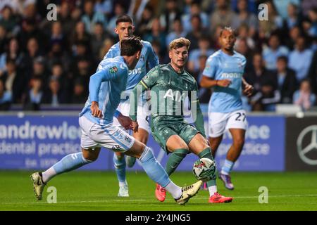 Coventry, Royaume-Uni. 18 septembre 2024. Luis Binks de Coventry City affronte Timo Werner de Tottenham Hotspur lors du match de la Carabao Cup Coventry City vs Tottenham Hotspur à Coventry Building Society Arena, Coventry, Royaume-Uni, le 18 septembre 2024 (photo de Gareth Evans/News images) à Coventry, Royaume-Uni, le 18/09/2024. (Photo de Gareth Evans/News images/SIPA USA) crédit : SIPA USA/Alamy Live News Banque D'Images