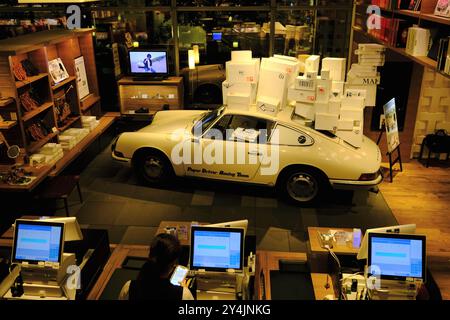 Vue intérieure des livres Daikanyama Tsutaya dans Daikanyama T-site conçu par Klein Dytham architecture (2011) décoré avec une Porsche 912 comme fabricants de chaussures en cuir publicité conçu par Shin Tezuka ; Daikanyama, Shibuya, Tokyo, Japon Banque D'Images