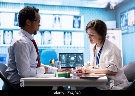 Médecin spécialiste plaçant un oxymètre sur le doigt du patient pour mesurer les niveaux d'oxygène et la saturation, surveiller le pouls et les signes vitaux. Consultations médicales professionnelles sur l'assurance maladie. Banque D'Images