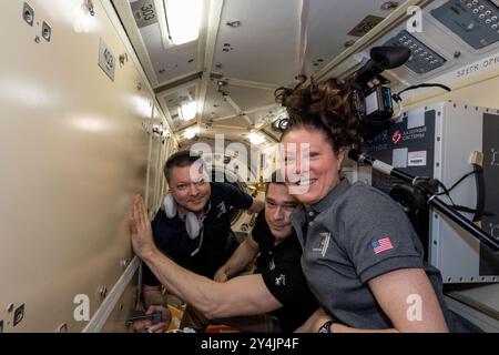 Station spatiale internationale, orbite terrestre. 11 septembre 2024. L'astronaute de la NASA Tracy Caldwell Dyson, à droite, pose avec les cosmonautes de Roscosmos Oleg Kononenko, à gauche, et Nikolai Chub, au centre, à l'intérieur du module Russvet de la Station spatiale internationale, le 11 septembre 2024, en orbite terrestre. Crédit : astronaute fourni/NASA photo/Alamy Live News Banque D'Images