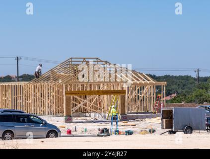 Georgetown, TX - 10 septembre 2024 : Maison unifamiliale avec des fondations en dalles et des fermes dimensionnelles de bois d'œuvre et de toit créant la structure de la maison Banque D'Images