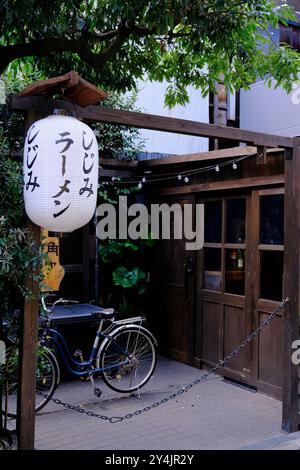 La vue extérieure d'un restaurant japonais traditionnel à Ueno. Tokyo, Japon Banque D'Images