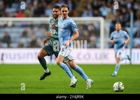 Coventry, Royaume-Uni. 18 septembre 2024. Jack Rudoni de Coventry City passe le ballon lors du match de la Carabao Cup Coventry City vs Tottenham Hotspur à Coventry Building Society Arena, Coventry, Royaume-Uni, le 18 septembre 2024 (photo par Gareth Evans/News images) à Coventry, Royaume-Uni le 18/09/2024. (Photo de Gareth Evans/News images/SIPA USA) crédit : SIPA USA/Alamy Live News Banque D'Images