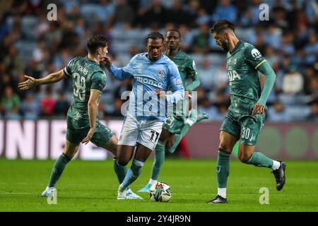 Coventry, Royaume-Uni. 18 septembre 2024. Ben Davies de Tottenham Hotspur affronte Haji Wright de Coventry City lors du match de la Coupe Carabao Coventry City vs Tottenham Hotspur à Coventry Building Society Arena, Coventry, Royaume-Uni, le 18 septembre 2024 (photo de Gareth Evans/News images) à Coventry, Royaume-Uni, le 18/09/2024. (Photo de Gareth Evans/News images/SIPA USA) crédit : SIPA USA/Alamy Live News Banque D'Images