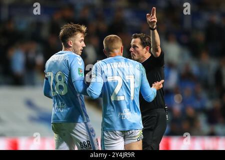 Coventry, Royaume-Uni. 18 septembre 2024. Josh Eccles de Coventry City et Jake Bidwell de Coventry City discutent avec l'arbitre Darren England lors du match de la Coupe Carabao Coventry City vs Tottenham Hotspur à Coventry Building Society Arena, Coventry, Royaume-Uni, le 18 septembre 2024 (photo de Gareth Evans/News images) à Coventry, Royaume-Uni, le 18/09/2024. (Photo de Gareth Evans/News images/SIPA USA) crédit : SIPA USA/Alamy Live News Banque D'Images