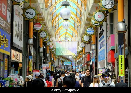 Nakano Sun Mall, une rue commerçante couverte de toit de verre traditionnelle à Nakano, Tokyo, Japon Banque D'Images