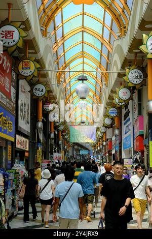 Nakano Sun Mall, une rue commerçante couverte de toit de verre traditionnelle à Nakano, Tokyo, Japon Banque D'Images