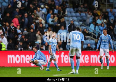 Coventry, Royaume-Uni. 18 septembre 2024. Les joueurs de Coventry City réagissent à la défaite de leur équipe après le match de la Carabao Cup Coventry City vs Tottenham Hotspur au Coventry Building Society Arena, Coventry, Royaume-Uni, le 18 septembre 2024 (photo de Gareth Evans/News images) à Coventry, Royaume-Uni, le 18/09/2024. (Photo de Gareth Evans/News images/SIPA USA) crédit : SIPA USA/Alamy Live News Banque D'Images