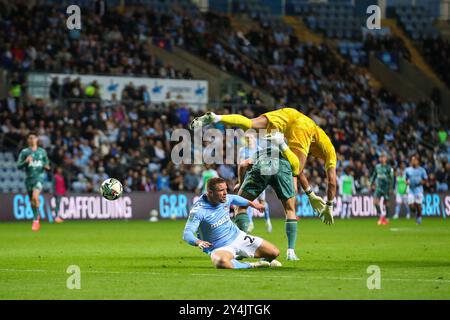 Coventry, Royaume-Uni. 18 septembre 2024. Jake Bidwell de Coventry City et Fraser Forster de Tottenham Hotspur se réunissent lors du match de la Carabao Cup Coventry City vs Tottenham Hotspur à Coventry Building Society Arena, Coventry, Royaume-Uni, le 18 septembre 2024 (photo de Gareth Evans/News images) à Coventry, Royaume-Uni, le 18/09/2024. (Photo de Gareth Evans/News images/SIPA USA) crédit : SIPA USA/Alamy Live News Banque D'Images