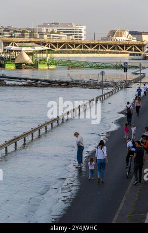 Budapest, Hongrie - 18 septembre 2024 : le Danube inonde Budapest alors que les gens marchent le long de la rive. Banque D'Images